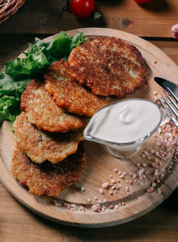 Домашние драники с копчёным цыплёнком и соусом